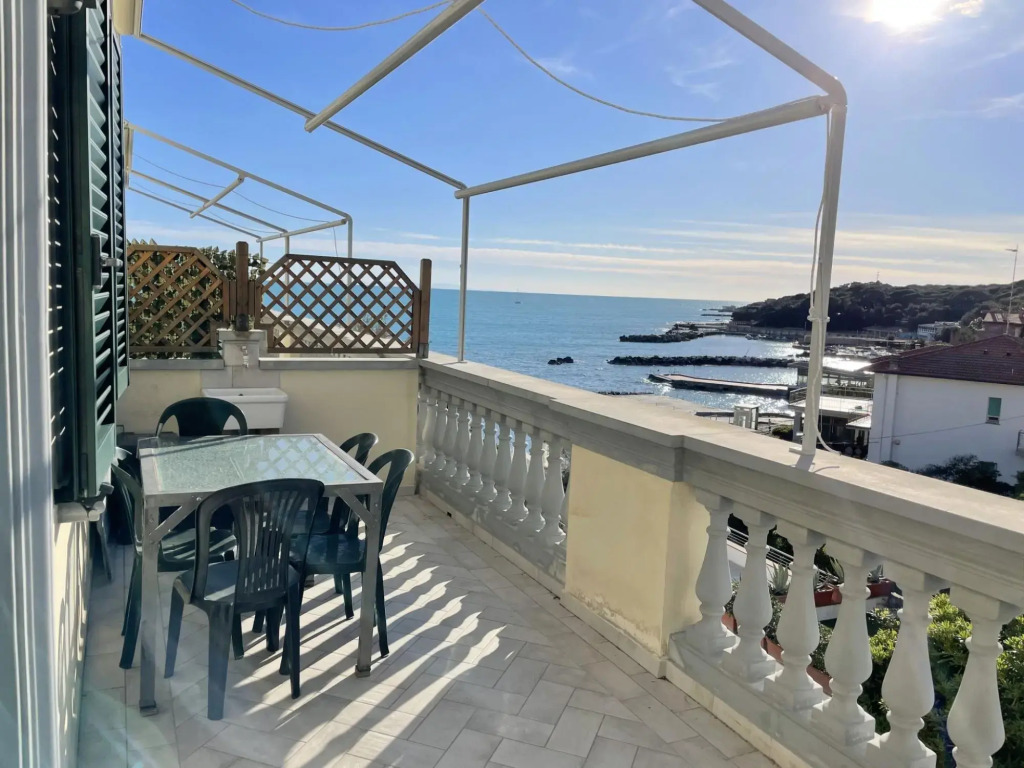 In villa on the sea, apartment on the 1°st floor,  with veranda and spacious sea view terrace. 5 bed-Villa Fiorella p. 1° monte