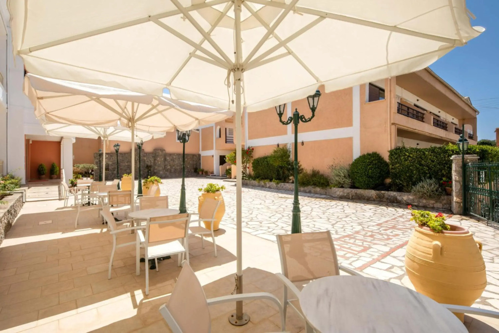 Rossis Beach Hotel