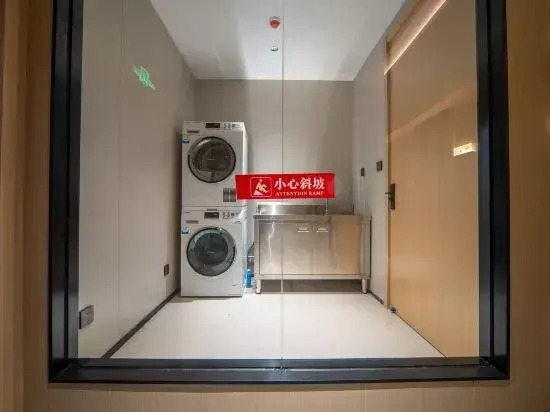 Heju Hotel (Shaoxing Keyan Scenic Area Light Textile City Curtain Market Store)