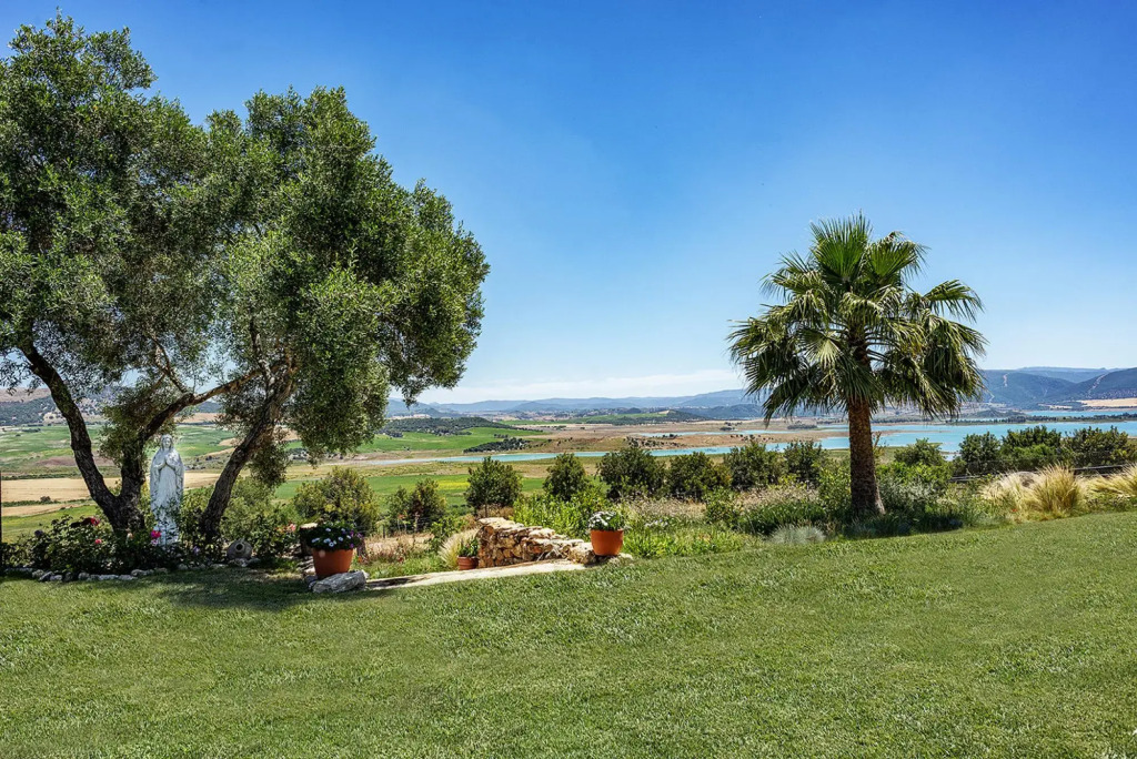 Private Villa Cortijo Sierra y Lago with private swimming pool