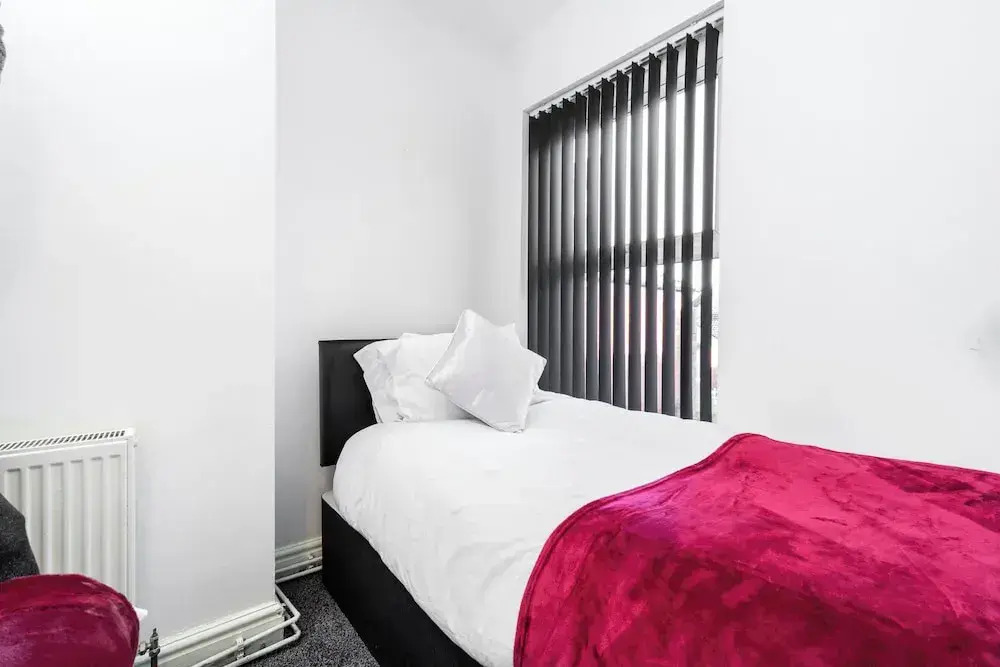 Spacious 2 bed House With Free on Street Parking