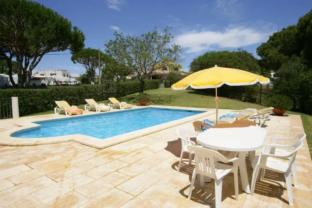 A stylish villa with a private pool, short drive from the centre, free AC Wifi
