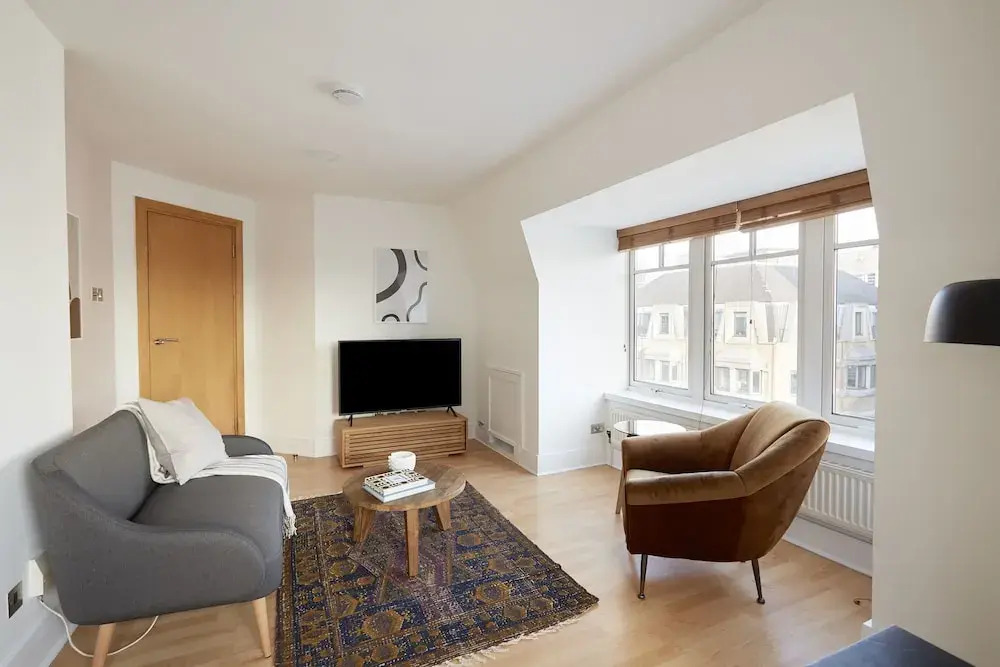 Charming Mayfair Suites by Sonder