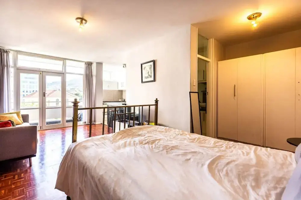 Secure Studio Apartment. With Mountain Views and a Pool