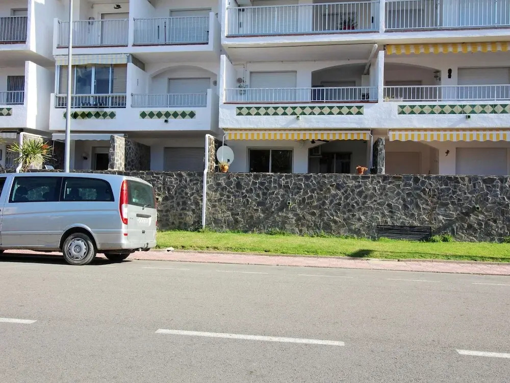 2 bedroom apartment within walking distance to the beach