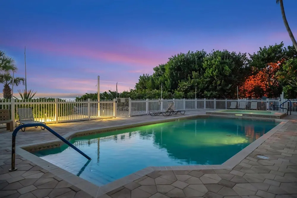 Oceanview 3B Condo w Beach Access Heated Pool