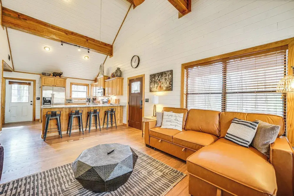 Broken Bow Cabin w/ Hot Tub ~ 5 Mi to State Park!