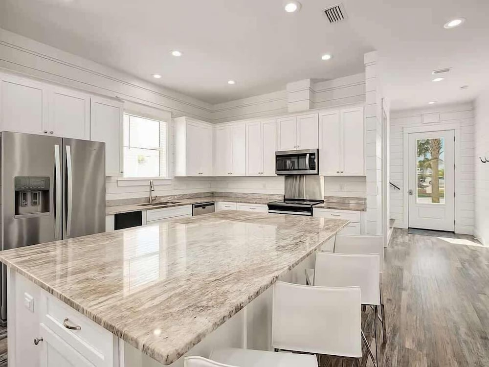Costal Style 3-story W 7BR and Near the Beach