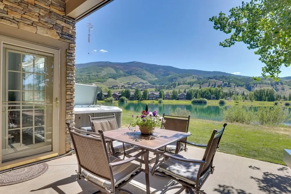 Stunning Mtn Views & Hot Tub: Silverthorne Retreat