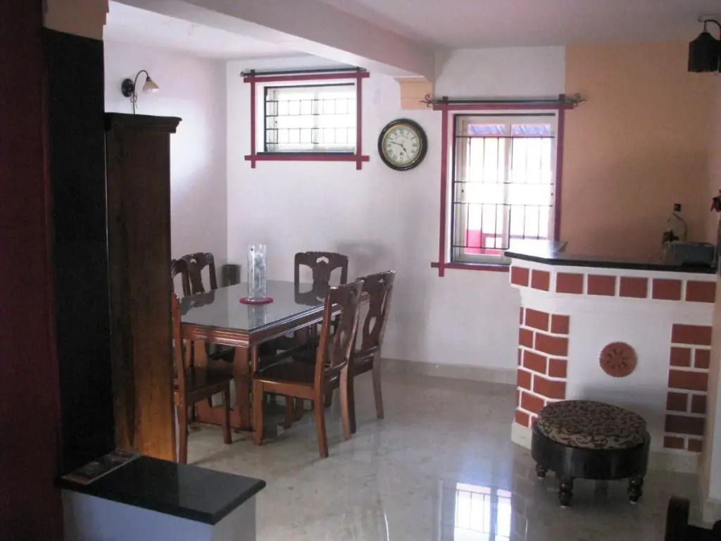 VAISHNAVI VILLA-Family Homestay-2km from bus stand-WiFi