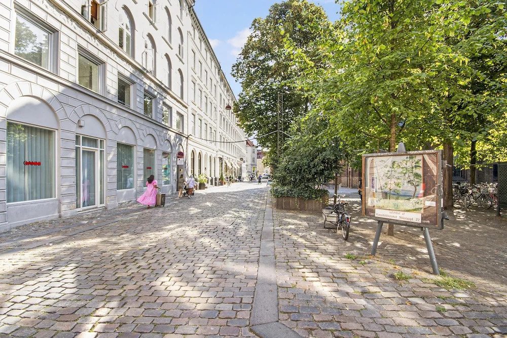 Regent 1 - Lovely 2-bdr Apt w Terrace