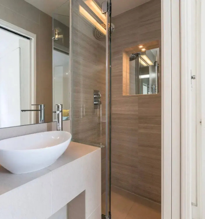 Striking 2 Bed With Roof Terrace, a short walk from Oxford Street.