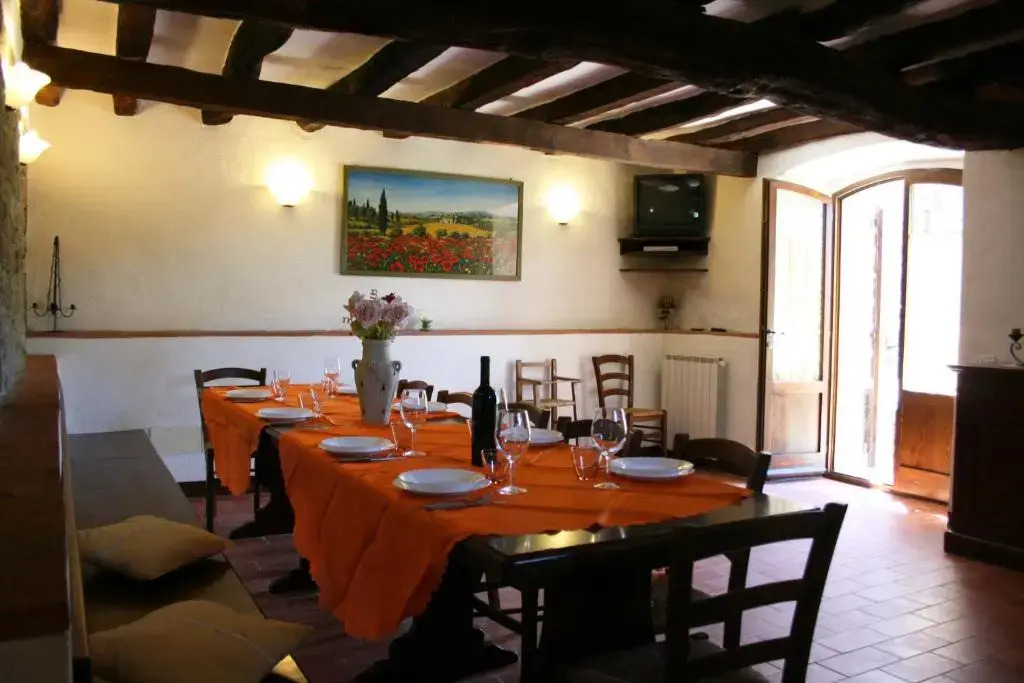Stunning private villa with private pool, WIFI, TV, pets allowed and parking, close to Cortona