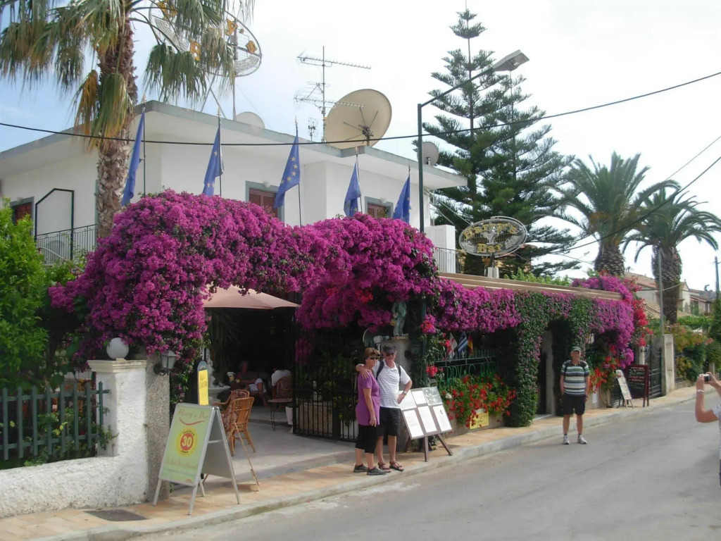 Harrys Bar & Apartments 1