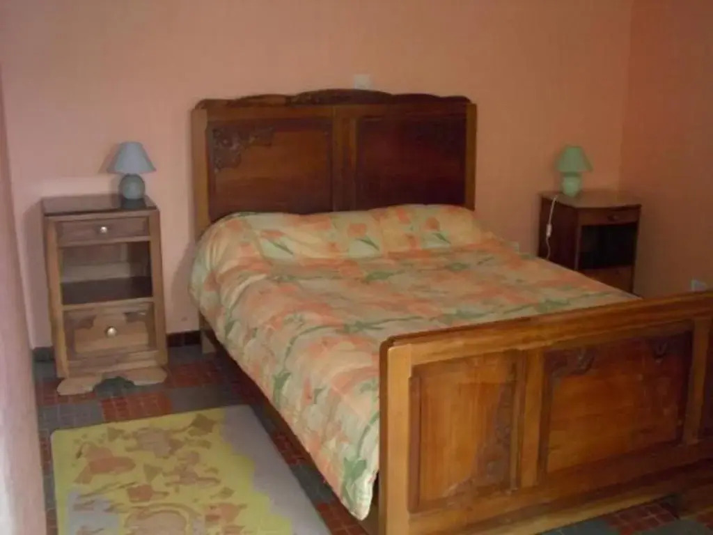 Charmante Fermette Rénovée avec Terrasse Privative et Vélos, 2 Chambres, Proche Le Lude - FR-1-410-155