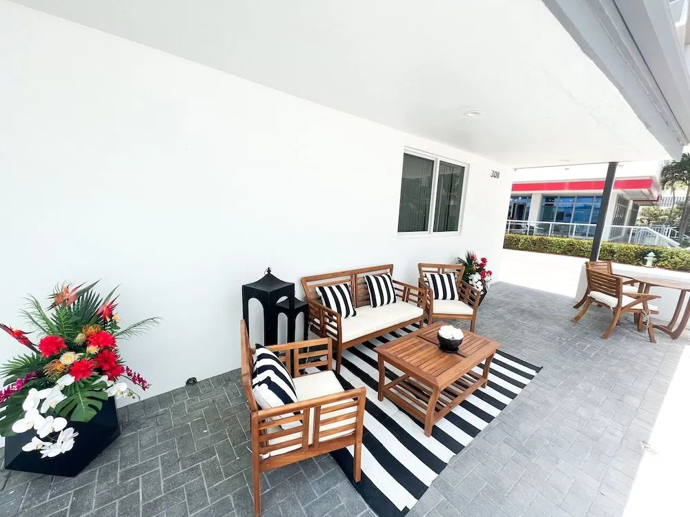 The Pearl Beachside Apartments on Hollywood Beach