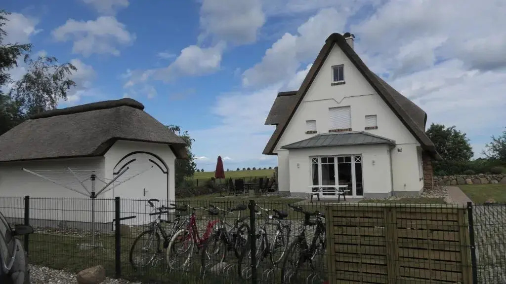 Reethaus Strandgut - geräumiges FH, 5 Schlafzimmer, Sauna und 3 Terrassen, Balkon