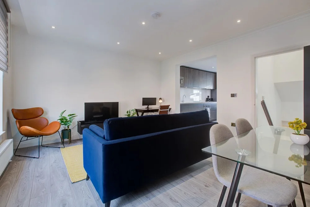 Contemporary 3-bed Apartment in Fulham, London