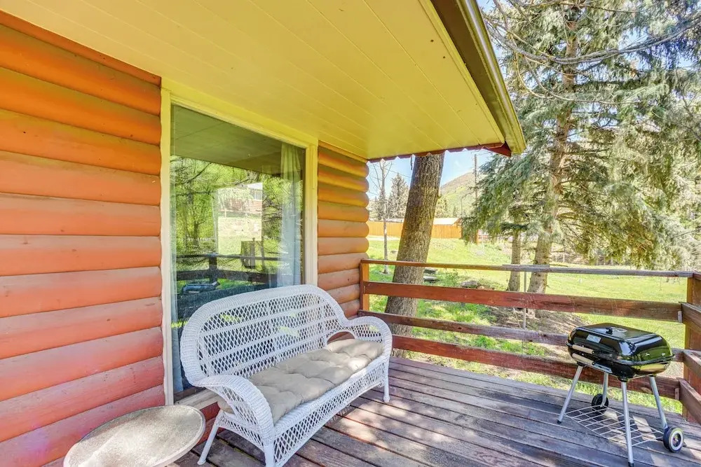 Dog Friendly: Cabin w/ Yard & Mtn Views in Cascade