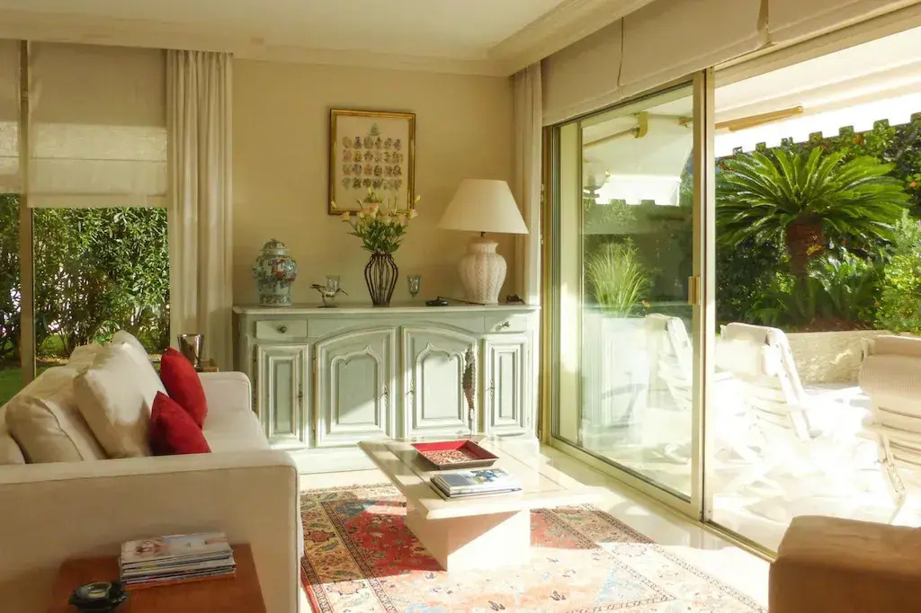 Vacation apartment with large private terrace and community pool, Cannes