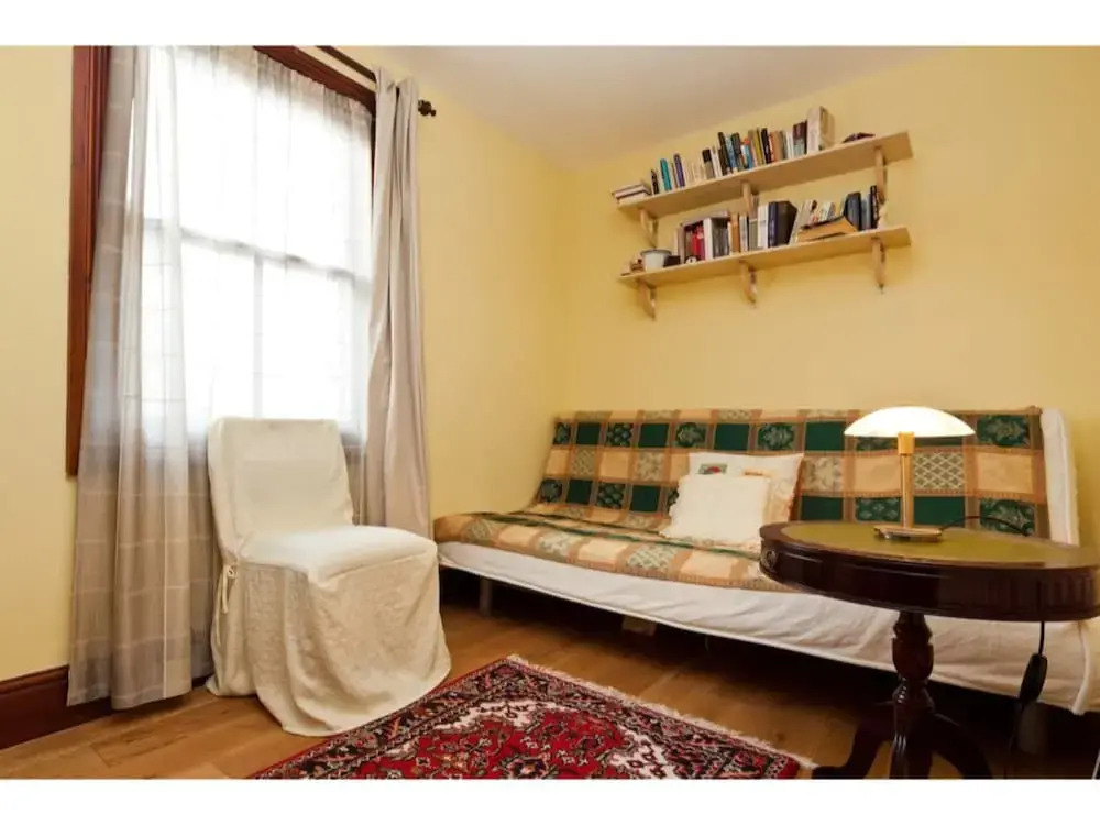 Stylish 2BR Flat Central Oxford With Parking