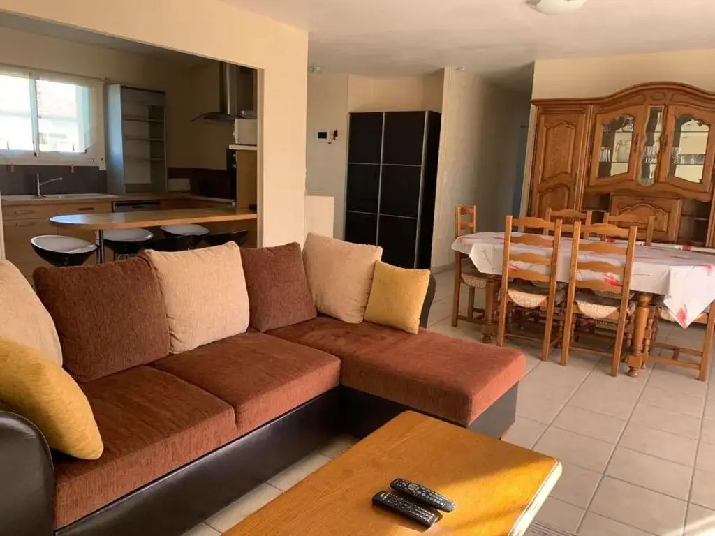 Maison Confortable avec Clim, Terrasse et Jardin - 6 Pers, Proche Lac et Plages - FR-1-319-425