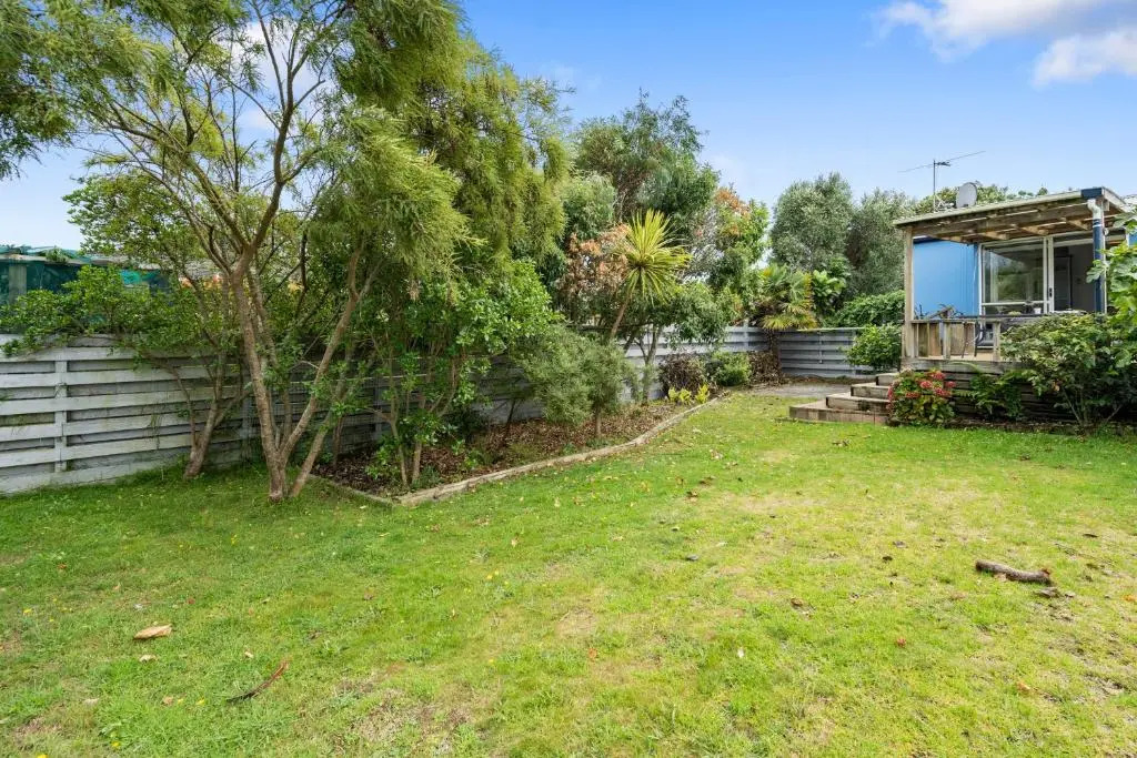 The Wee Blue Bach - Waikanae Beach Holiday Home