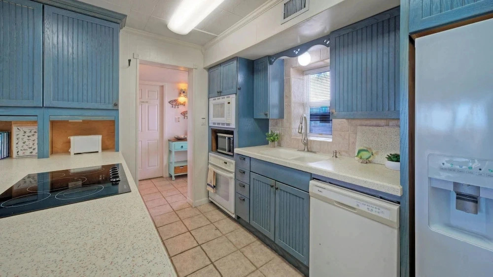Serenity by the Sea 2-min Walk to Beach + Boardwalk + Golf Cart Zone 2 Pools + Basketball Access