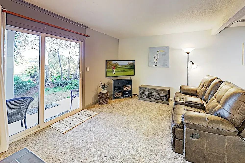 New Listing! Beachside , 1 Block To Waves 2 Bedroom Townhouse