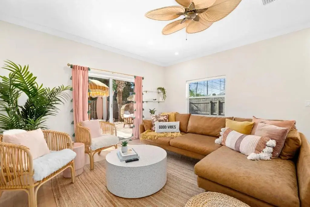Luxury Villa, 2 Blocks from the Beach, Hot Tub