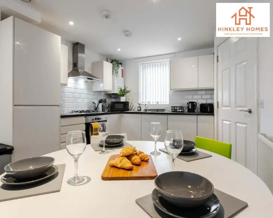 Modern Townhouse - Free Gated Parking - City Centre - 5 ! By Hinkley Homes Short Lets & Serviced Accommodation