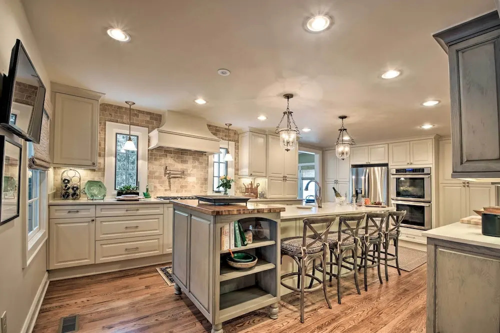2 Living Areas + Fireplace: Mirror Lake Cottage!