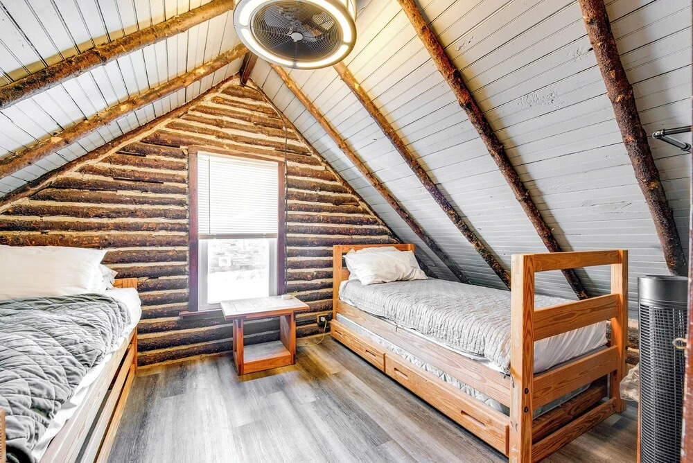 Easy Interstate Access: Original Poconos Log Cabin