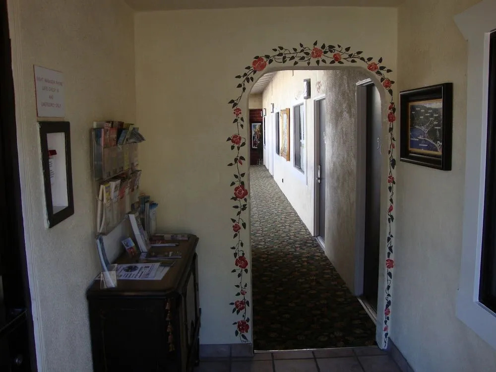 Catalina Courtyard Suites