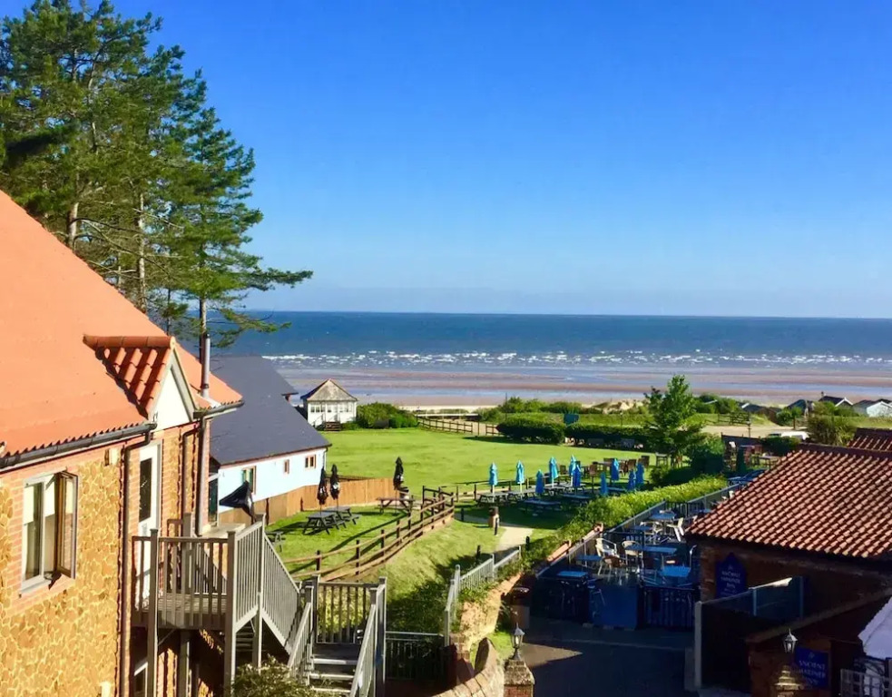 Shorelarks ..... 2 Minutes Walk to Beach