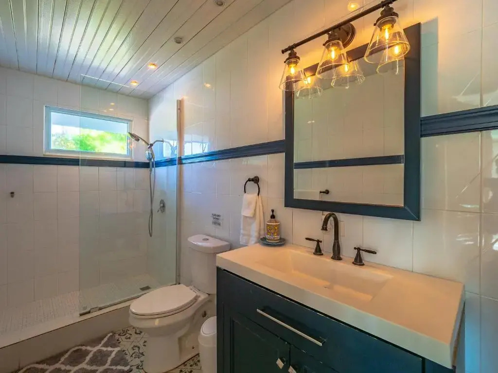 Newly Renovated 8 Bedroom Ocean Front Villa with Pool