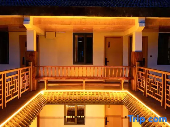 Changxiangshou Homestay (Hengdian Qingming Shanghe Tu)