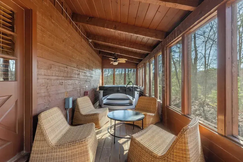 Dudley II by Avantstay Game Room + Enclosed Deck w/ Hot Tub & Views Cozy