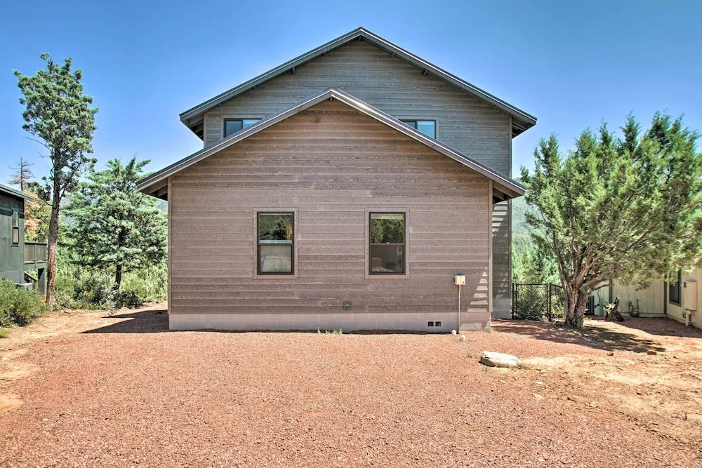 Mountain View Modern Cabin: Luxury Pine Home!