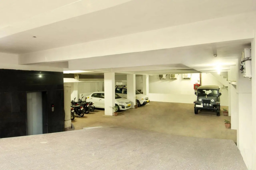 Hotel Metropolitan Near Sindhi Camp