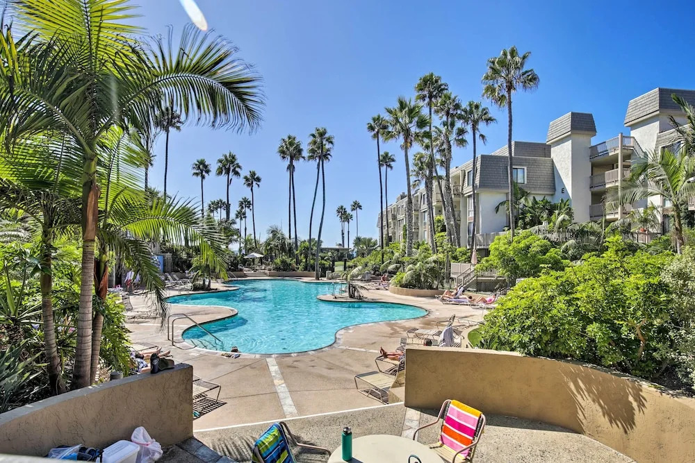 Stunning Oceanside Condo: Walk to the Beach!