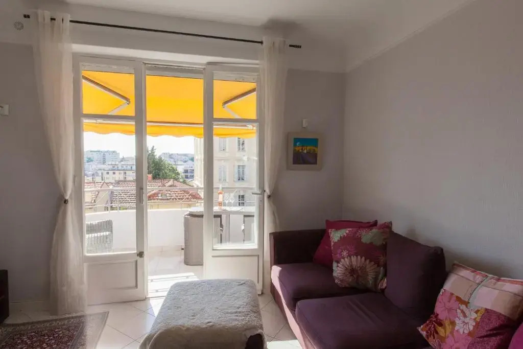Stunning views from this lovely one bedroom apartment in Cannes only a short walk from the Palais 479
