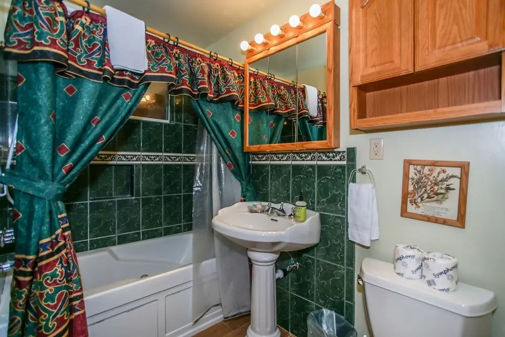 1906-berghuette 2 Bedroom Home by RedAwning