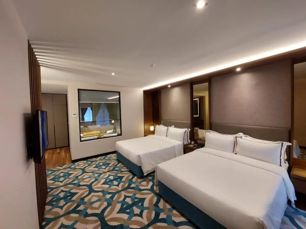 CHRISTEE SUITES HOTEL