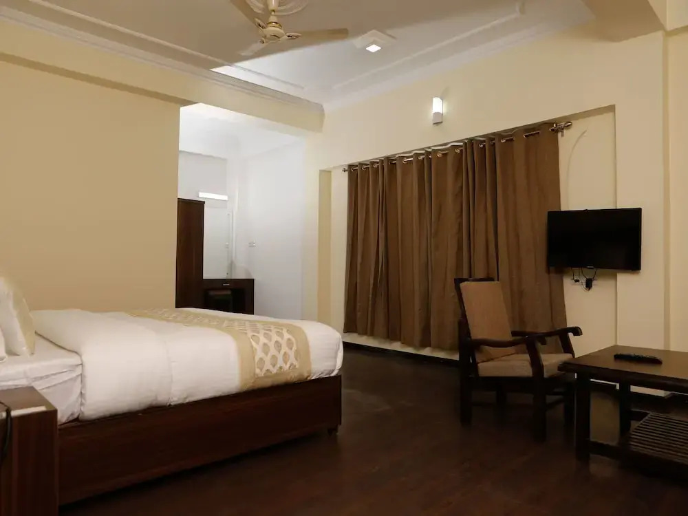 OYO 11490 Hotel Royal Hill