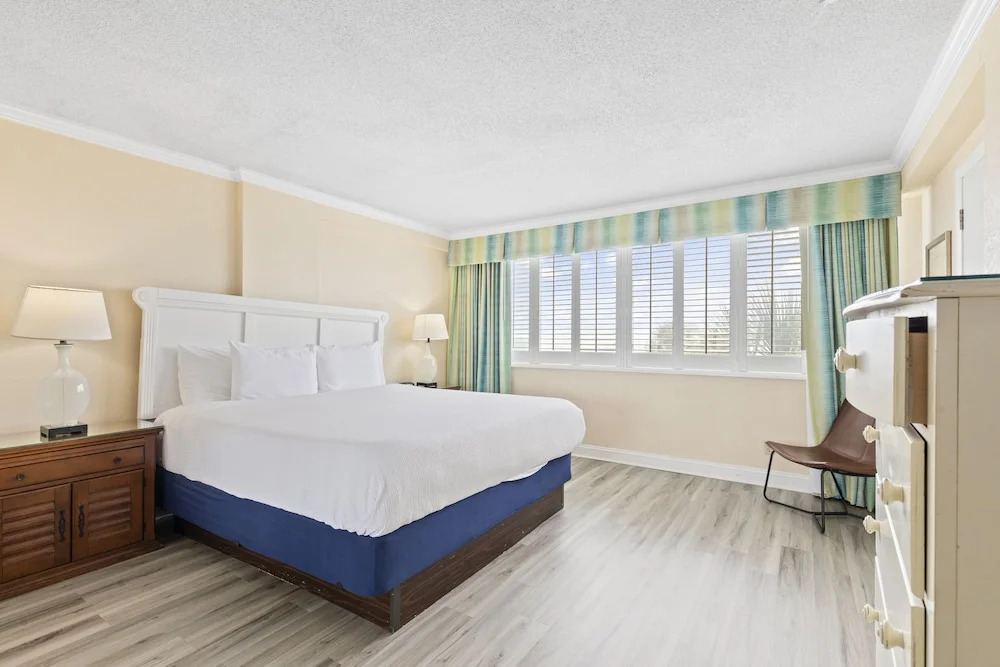 2BR Ocean View Condo w Private Balcony