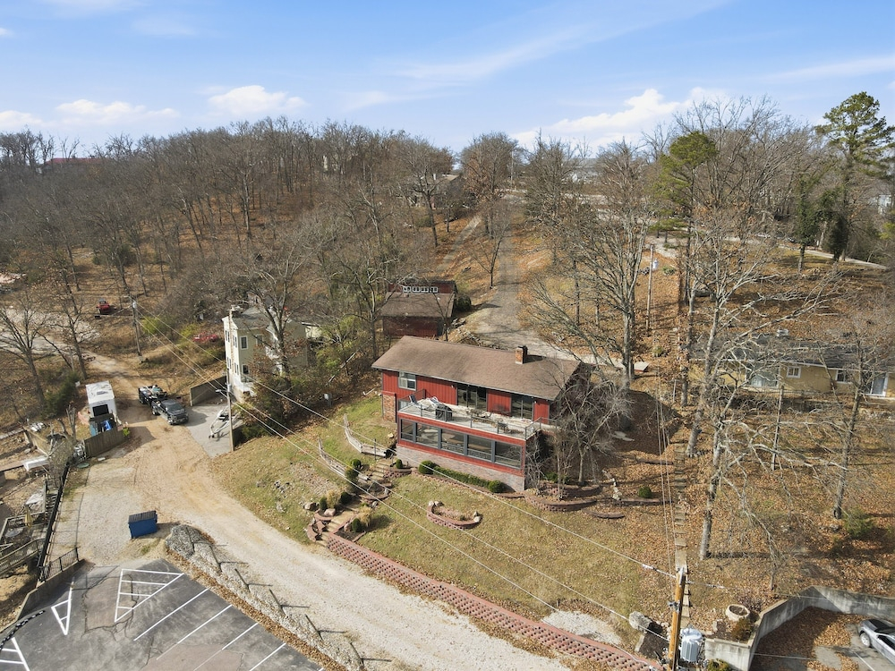 Family-friendly Lakefront Home Near Shorty Pants Bar 21 MM