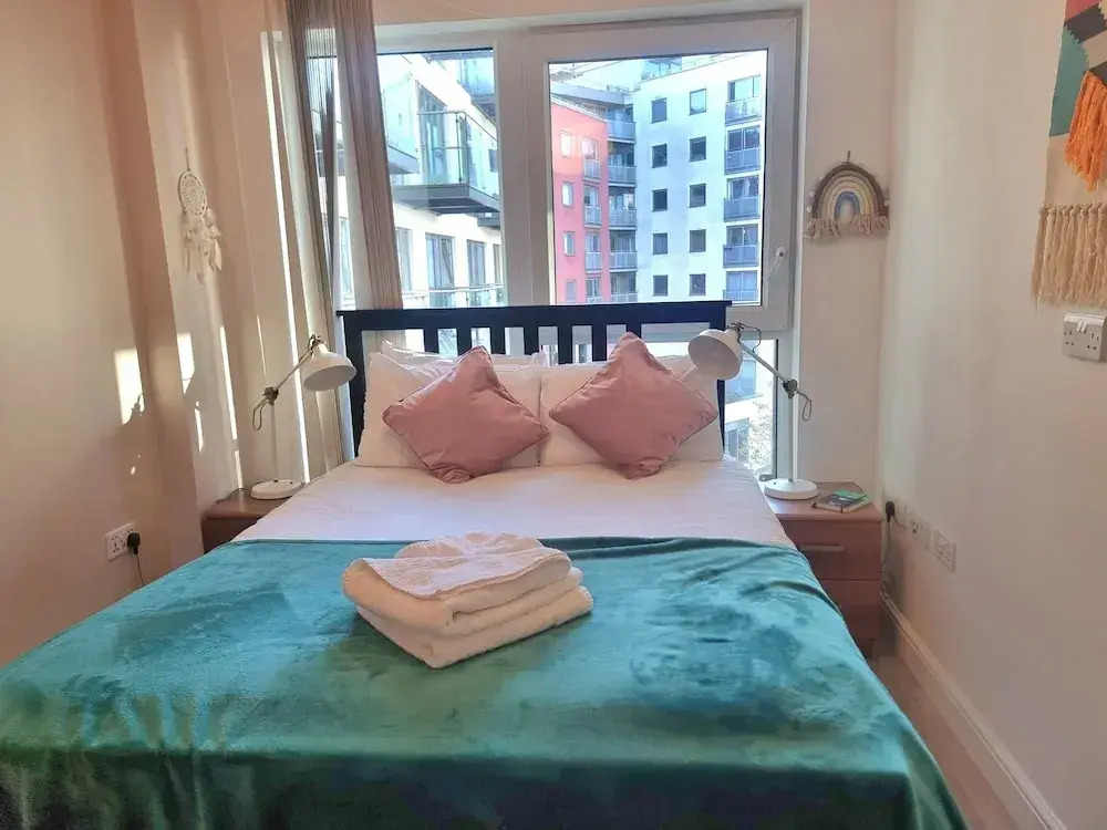 2-bed 2-bath Greenwich Apartment with balcony & lift