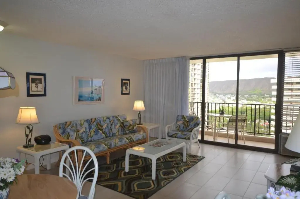 Romantic Waikiki Banyan 2513 with Ocean and Diamond Head Views and Free Parking!