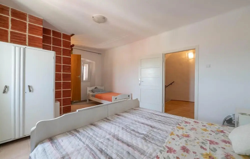 3 Bedroom Lovely Home In Peruski